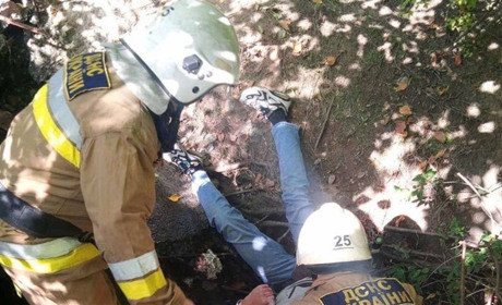 Надзвичайна подія в Южноукраїнську: рятувальники підняли чоловіка з обриву