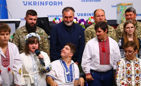 Пліч-о-пліч заради життя: як мистецтво об’єднало воїнів і дітей