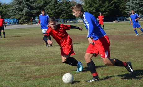 Гравці вийшли на поле з чорними стрічками. Пройшов турнір пам’яті загиблих вболівальників «Шахтаря»
