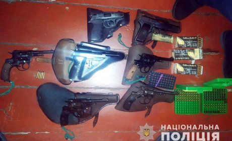 Поліцейські вилучили зброю у літнього покровчанина