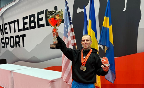 Від швабри до чемпіонських медалей: історія Євгена Нескреби, гирьовика з Волновахи