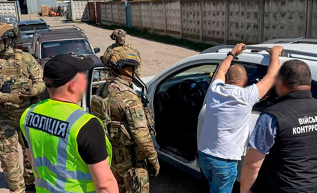 На Хмельниччині затримали двох зловмисників, які торгували військовими посадами