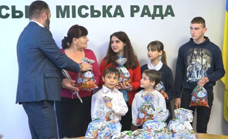 У Смілі дітям вручили солодкі подарунки та привітали зі святами