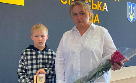 У Краснолуцькій громаді родині загиблого воїна Сергія Зигуна вручили його орден «За мужність»