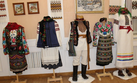 Код нації: у фастівському музеї відкрили виставку вишиванок і ляльок-мотанок