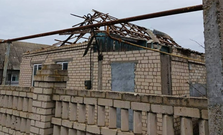 На Херсонщині окупанти атакували житлові будинки, критичну та соціальну інфраструктуру