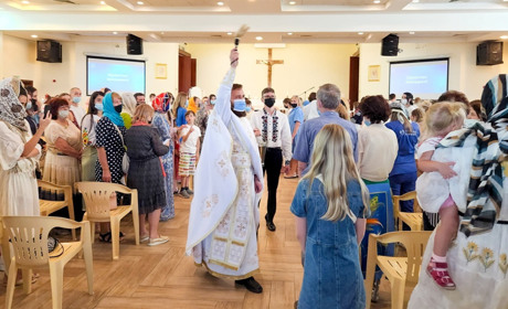 Українська громада відвідала святкову Божественну Літургію з нагоди Великодня в Абу-Дабі