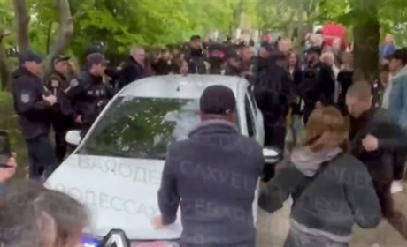 У Приморському районі Одеси натовп завадив затриманню чоловіка — поліція