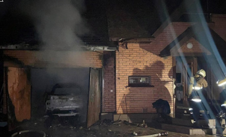 У Звягелі загорівся електрокар, який стояв на зарядці в гаражі — пролунало декілька вибухів