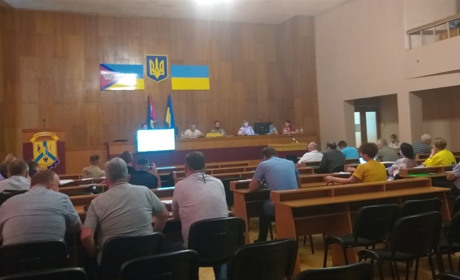 На сесії Первомайської міської ради між депутатом та освітянами виник конфлікт