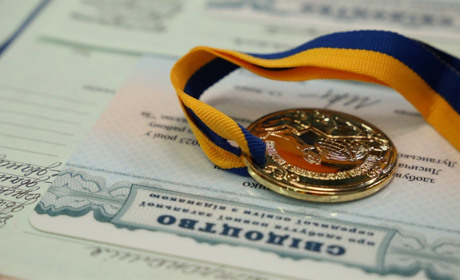 На Луганщині готуються до завершення навчального року. Скільки замовлено свідоцтв та медалей