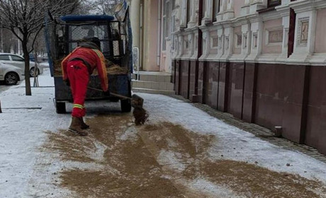 В Ізмаїлі сніг: працівники комунальних служб працюють на вулицях міста (фото)