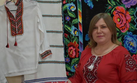 Роблять сувеніри, малюють та плетуть сітки – як майстриня з Конотопщини вчить дітей працювати руками