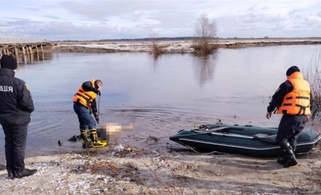 У Сарненському районі з річки дістали мертвого чоловіка