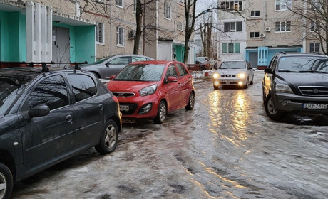 Автомобілям тісно в Южноукраїнську. Відео