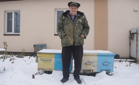 У Переяславі 78-річний пасічник Павло Харченко віддав віск на свічки та донатить на дрони