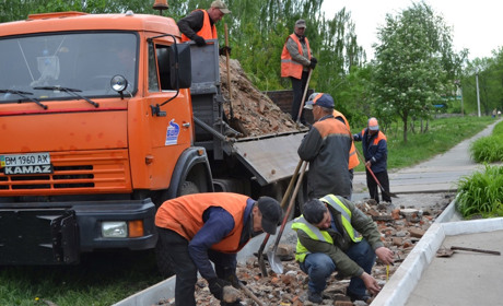 У Глухові облаштовують тротуар на одній із центральних вулиць