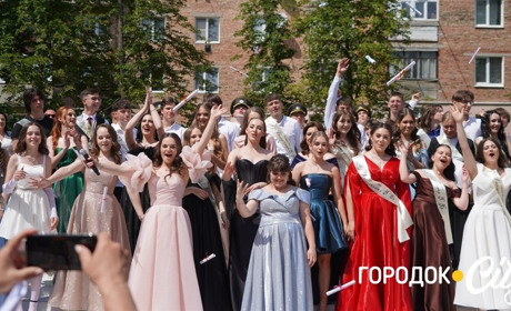 У ліцеї №4 попрощалися зі школою 65 випускників