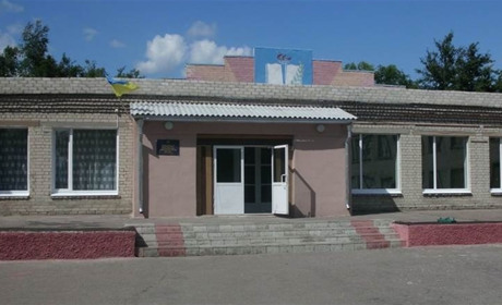 У Гончарівці Сватівського району у школі переламали навпіл двері