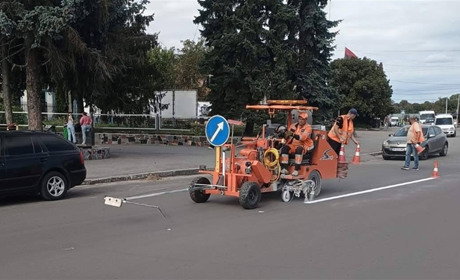 За співфінансування місцевої громади дорожники поліпшують безпеку руху в Баранівці