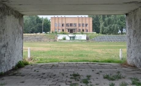 У Золотоніській громаді відновлюють перший в Україні сільський стадіон, який з роками лише занепадав