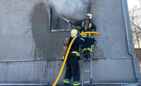 Чоловік отримав опіки, а жінка травмувалася, вистрибнувши з палаючого будинку в Переяславі
