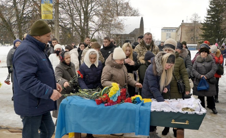 Шосткинська громада провела в останню путь навідника танкового взводу. Захиснику назавжди 22