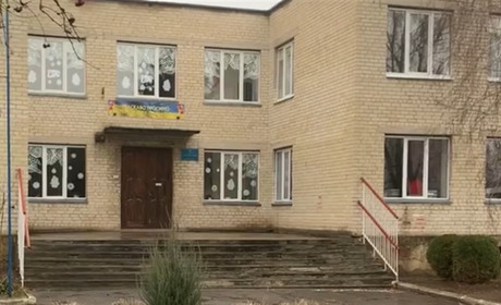 У Кременецькій гімназії плетуть маскувальні сітки для колишніх випускників, які на фронті
