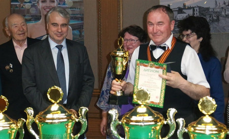 Играл в футбол, а успехов добился  в бильярде