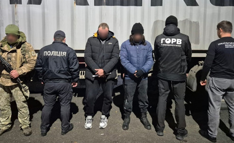 Під причепом вантажівки до Молдови: кмітливий водій погорів на «схемі» вивезення чоловіків за кордон