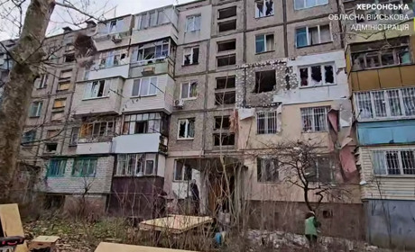 На Херсонщині окупанти атакували житлові будинки, критичну та соціальну інфраструктуру