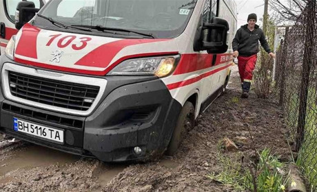Спасатели вытащили в Измаиле из грязи две застрявшие машины "Скорой"