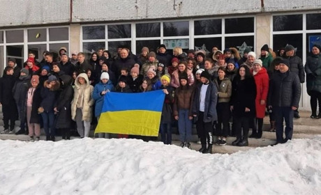 Російський офіцер 5 годин перевіряв у Вільхуватському ліцеї теки для дитячої праці