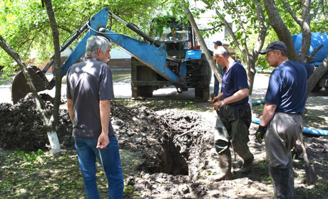 По коліна у воді та багнюці: як золотоніські комунальники ліквідовували аварію на міському водогоні