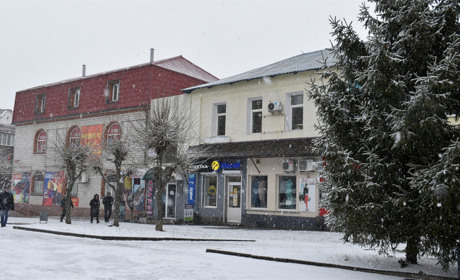 1 особа на 1 торгівельну площу: у Жмеринці магазинам з промисловою продукцією дозволили працювати