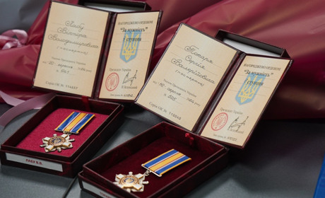 Відзнака, як символ незламного духу. У Городку рідним двох захисників вручено державні нагороди