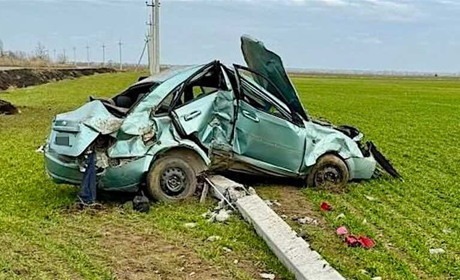 У 10 разів п'яніший за п'яного: під Ізмаїлом водій зніс стовп, пасажир у комі