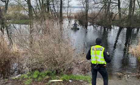 На Бориспільщині чоловік вийшов на воду, а човен пробився й затонув: довелося пливти самотужки