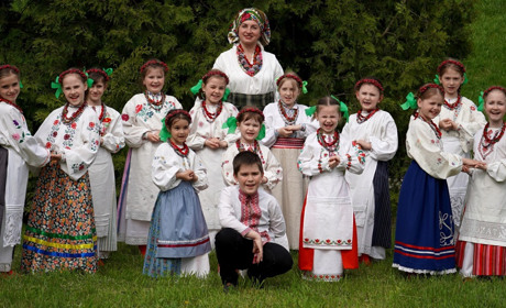 З кожного села – по сорочці. На Городоччині працівники культури відновлюють автентичні костюми