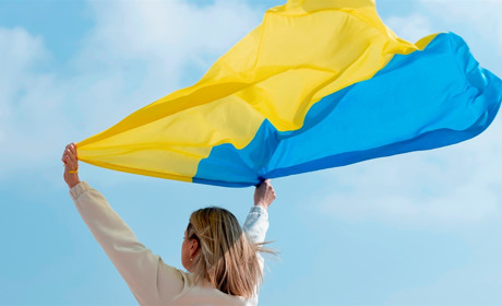 Первомайчани передали нашим захисникам українські прапори