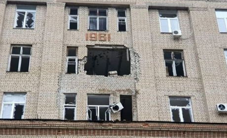 Ворог обстрілює Херсон: снарядами пошкоджені лікарня, відділення пошти, школа та житлові будинки