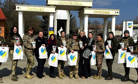 Військовослужбовиці на Херсонщині отримали подарунки від відомого бренду