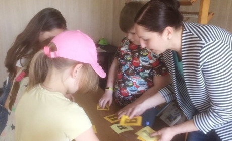 У селі Перше Травня діти виготовляли листівки для найрідніших людей