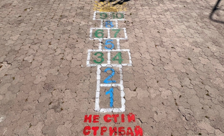 Класики "Не стій – стрибай" з'явилися при вході до парку Звягеля