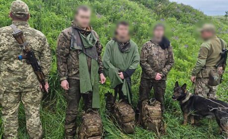На кордоні з Молдовою затримали трьох чоловіків у камуфляжі та з кусачками