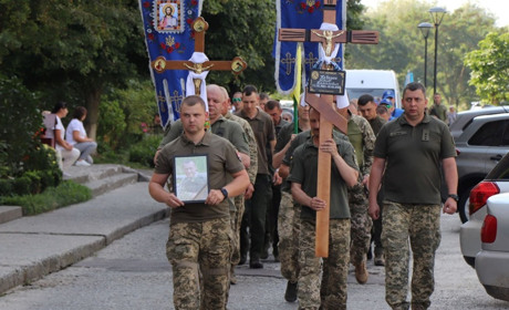 Втрата громади: у Вараші попрощалися із 40-річним стрільцем