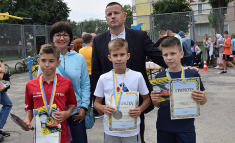 Переможці отримали по пів тисячі: у Нетішині пройшли відкриті вуличні змагання з настільного тенісу