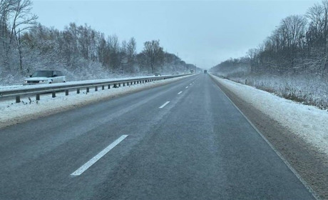 У Звягелі вантажівка через слизьку дорогу перекрила рух автівкам — її відбуксирували рятувальники