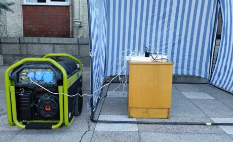 В Умані біля міської ради встановили пункт зарядки гаджетів