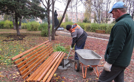 Продовжують реконструкцію скверу по вулиці Суворова у Попасній